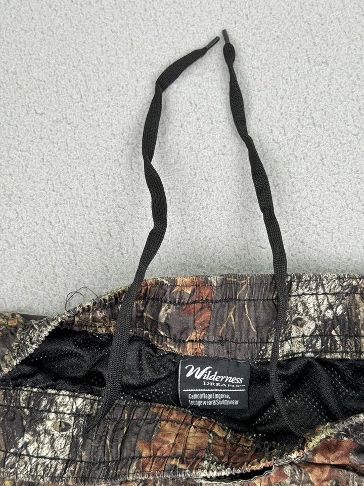 Pantalones Cortos Camuflados Wilderness Dreams Para Hombres Pequeños Trajes de Baño Cordón Cintura Elástica Foto 4 de 4