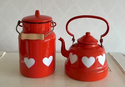 Vintage Emaille Milchkanne und Wasserkessel rot mit Herzen Shabby Chic Landhaus