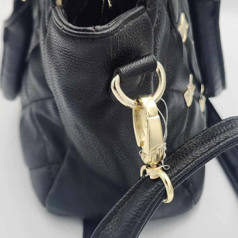 Bandolera Betsey Johnson Be Mine acolchada negra con lazos dorados Foto 4 de 4