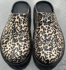 Oofos Ooclog Unisex Lightweight Recovery Sandal Leopard Size M8/W 10