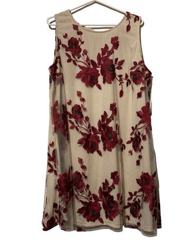 Neu mit Etikett ECI New York Kleid Nude Kleid mit dunkelroten Blumen. Damengröße: 2X
