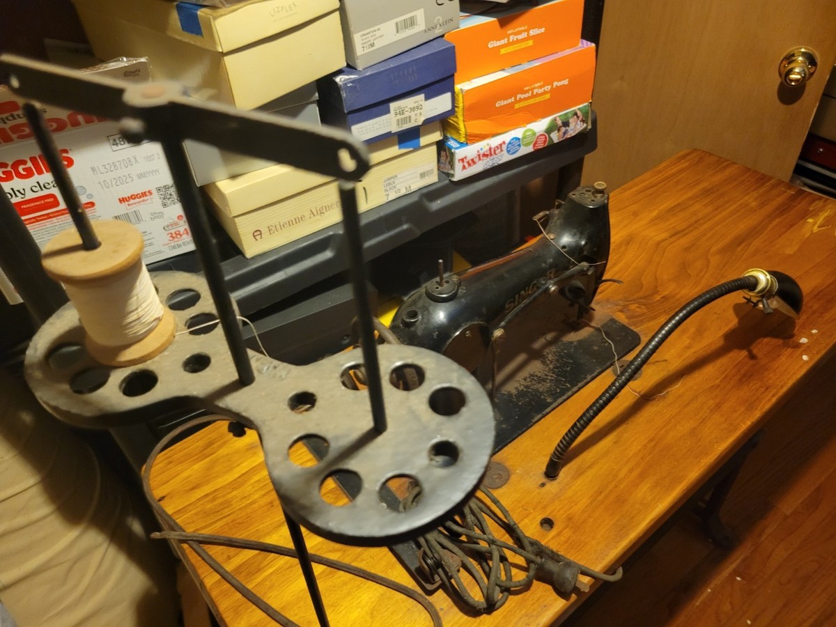 Singer Sewing Machine 1920's 30's? 26-28 TESTED Works, Table