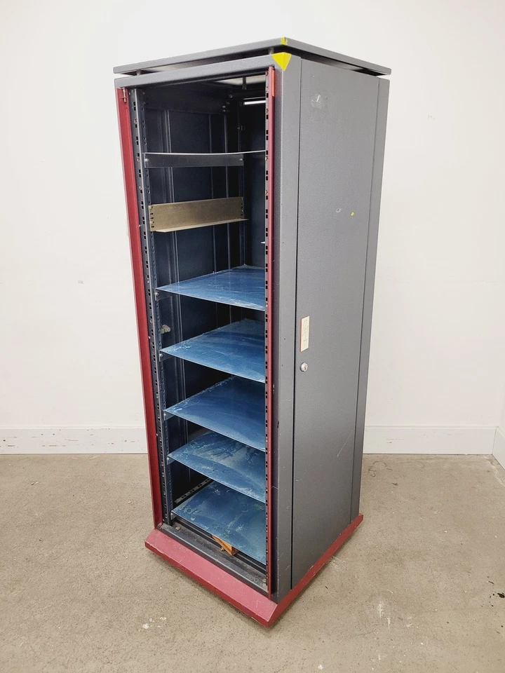 2 x Server Racks with Shelving and Shared Key - Image 3 of 4