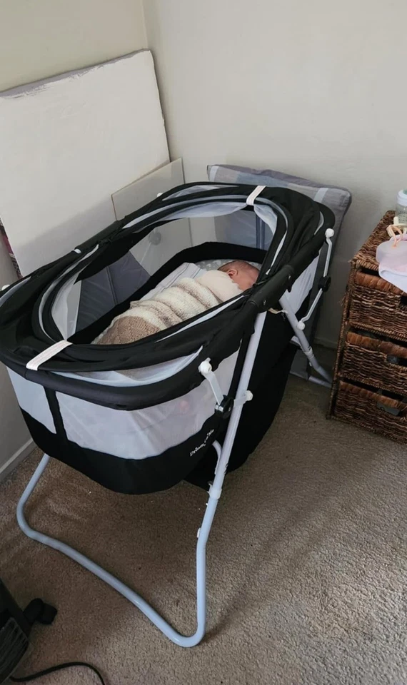 Cuna y mesita de noche Dream On Me Lotus en rosa baya/gris/gris oscuro Foto 4 de 4