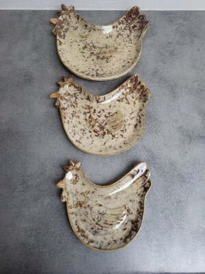Série De 3 Plats En Forme De Poule – Grès Vernissé Marron – Signés Athezza – Très Bon état