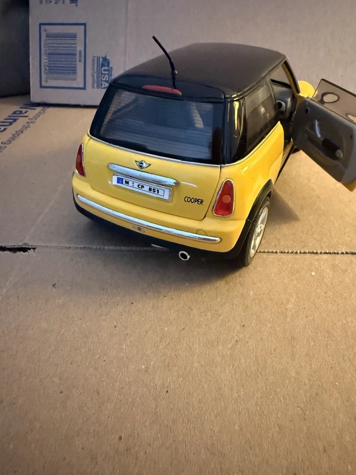Welly 1:18 Mini Cooper Metal Collection New - Image 4 of 4