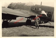 Soldat à l'avion Heinkel He111 insigne d'escadron aérodrome de Blois France
