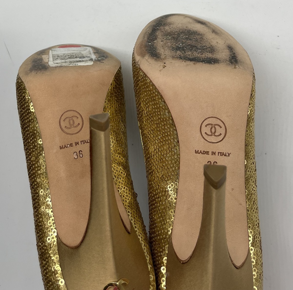CHANEL ゴールド　パンプス　35 Chanel Gold Sequin Closed Toe Pumps w/ CC Logo on Heel sz 36