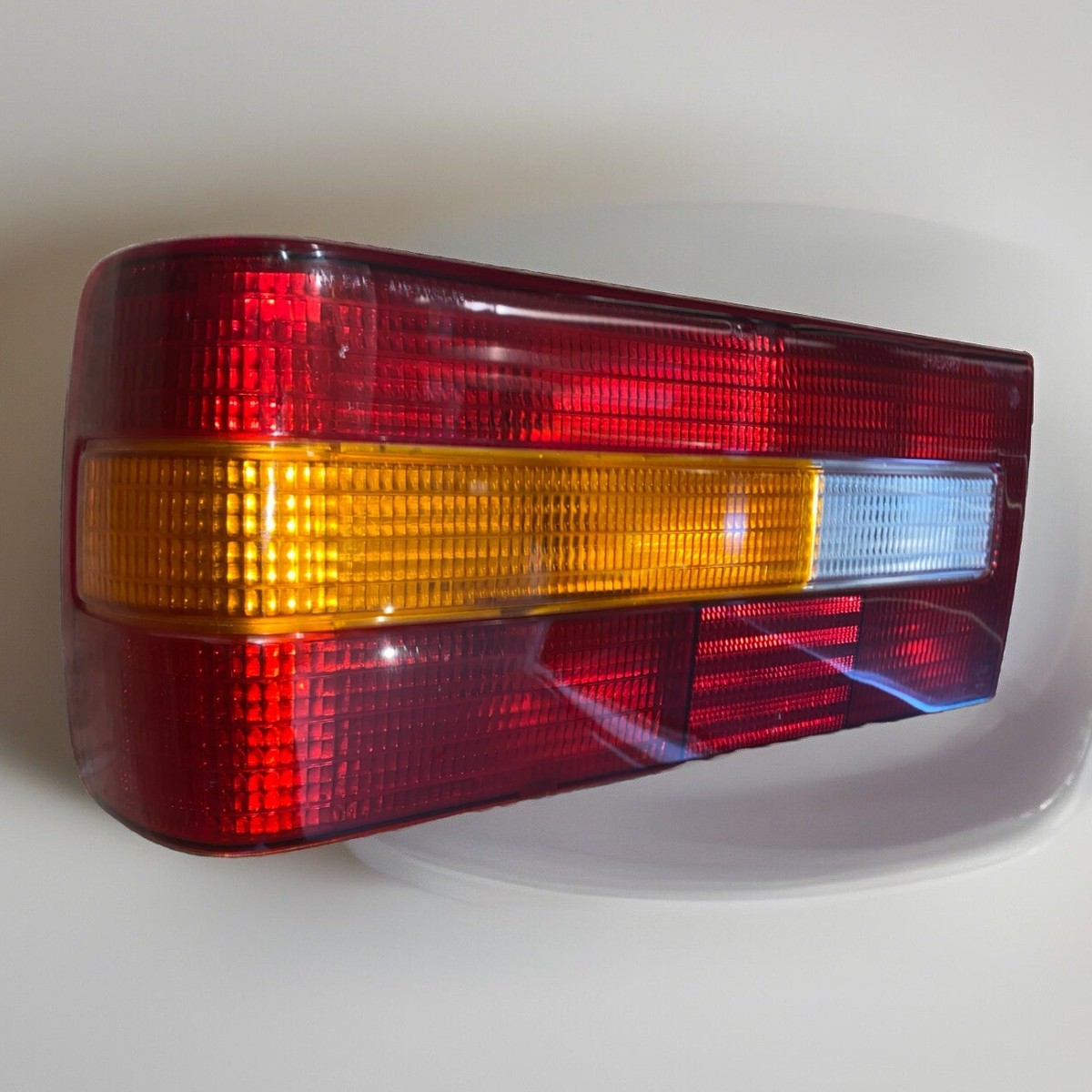 1990-1992 Volvo 740 760 Turbo Tail Light Assembly Left 1990-1992 Volvo 740 760 Turbo Tail Light Assembly Left