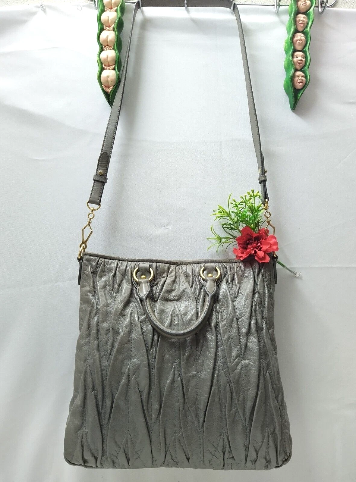 Borsa a tracolla Miu Miu Materasso grigio metallizzato a pieghe in pelle tote borsa