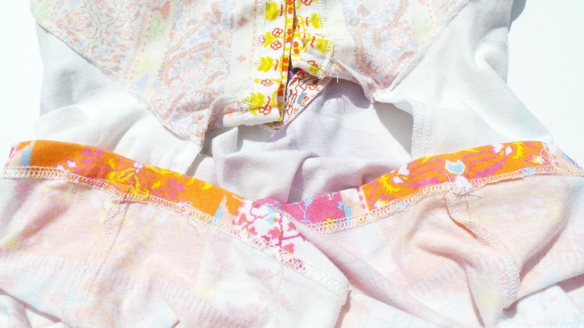 Tシャツ・カットソー Etro Short Sleeve T-Shirt With Floral ETRO White Multi Floral Mixed Print Short Sleeve Vneck