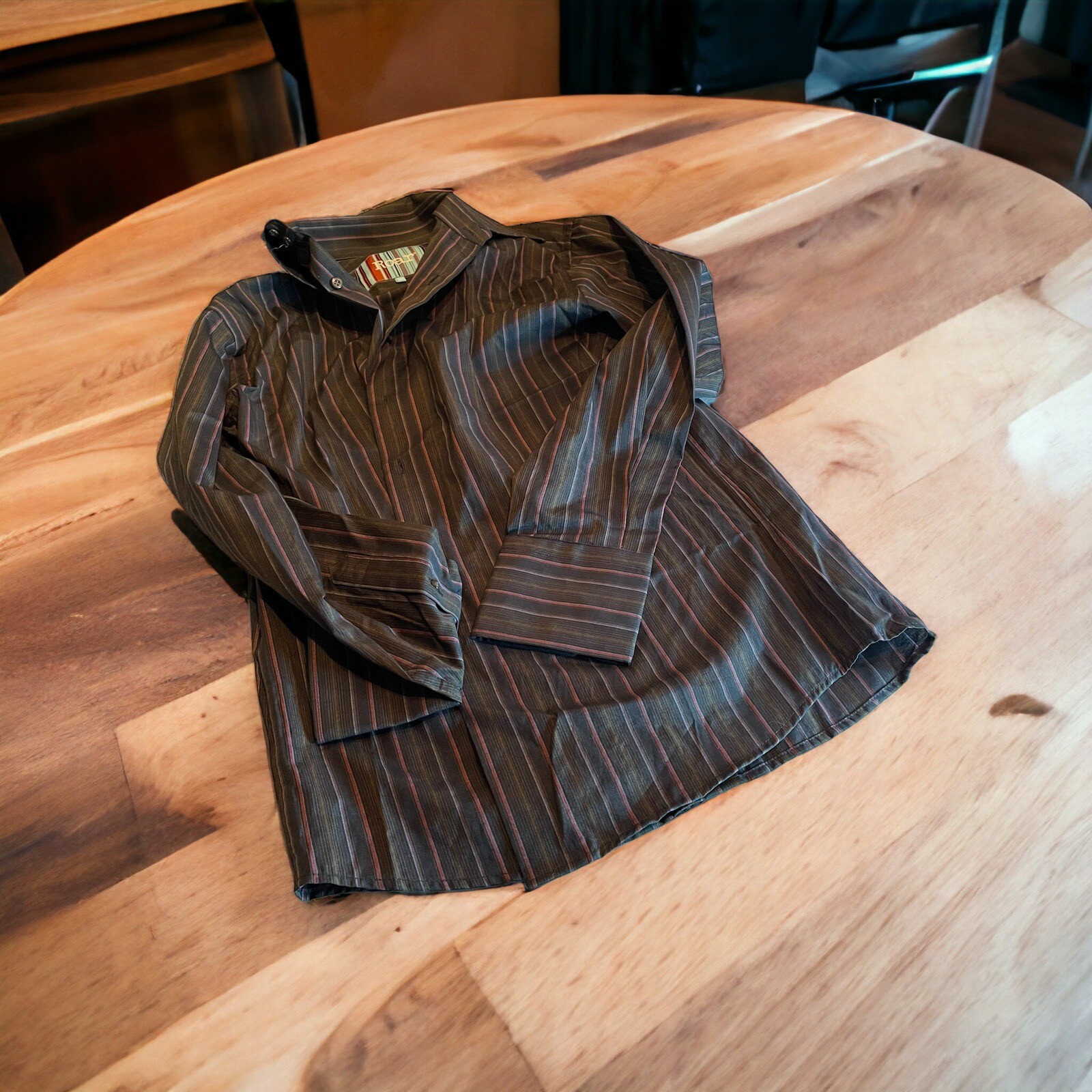 Roar Button Up Medium - image 1