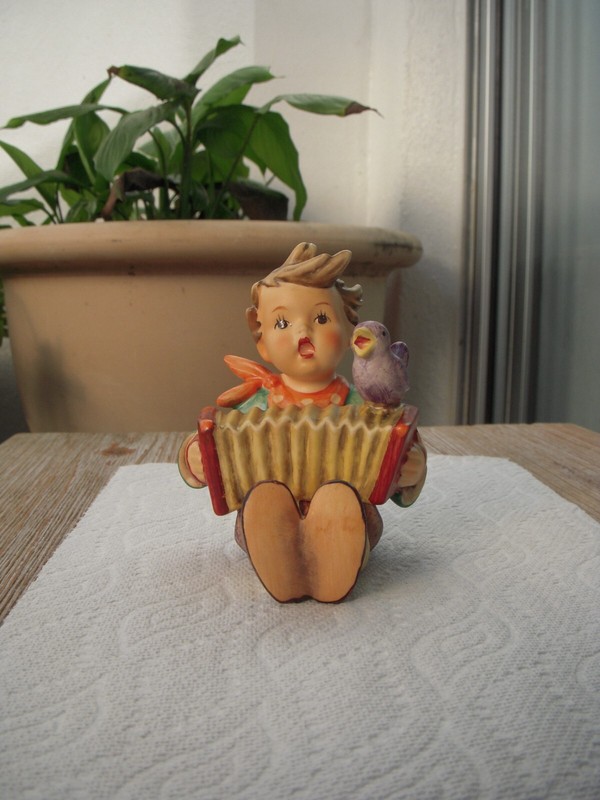 Goebel Hummel Figurine #110/I TMK6, 1985, Let's Sing, Excellent Condition