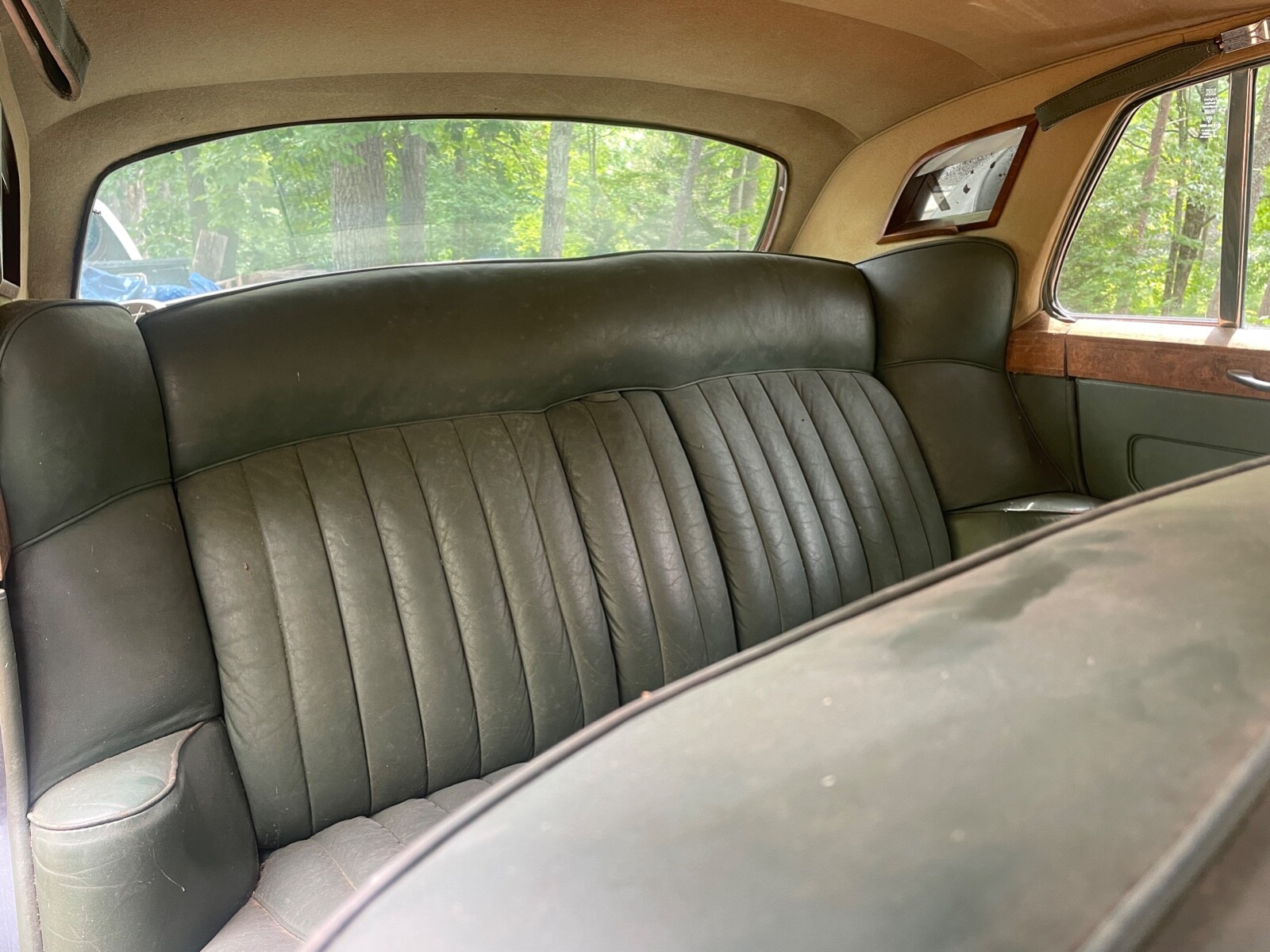 ROLLS ROYCE CLOUD PHANTOM BENTLEY BEZEL. WORLDS LARGEST 1946-1965 USED INVENTORY