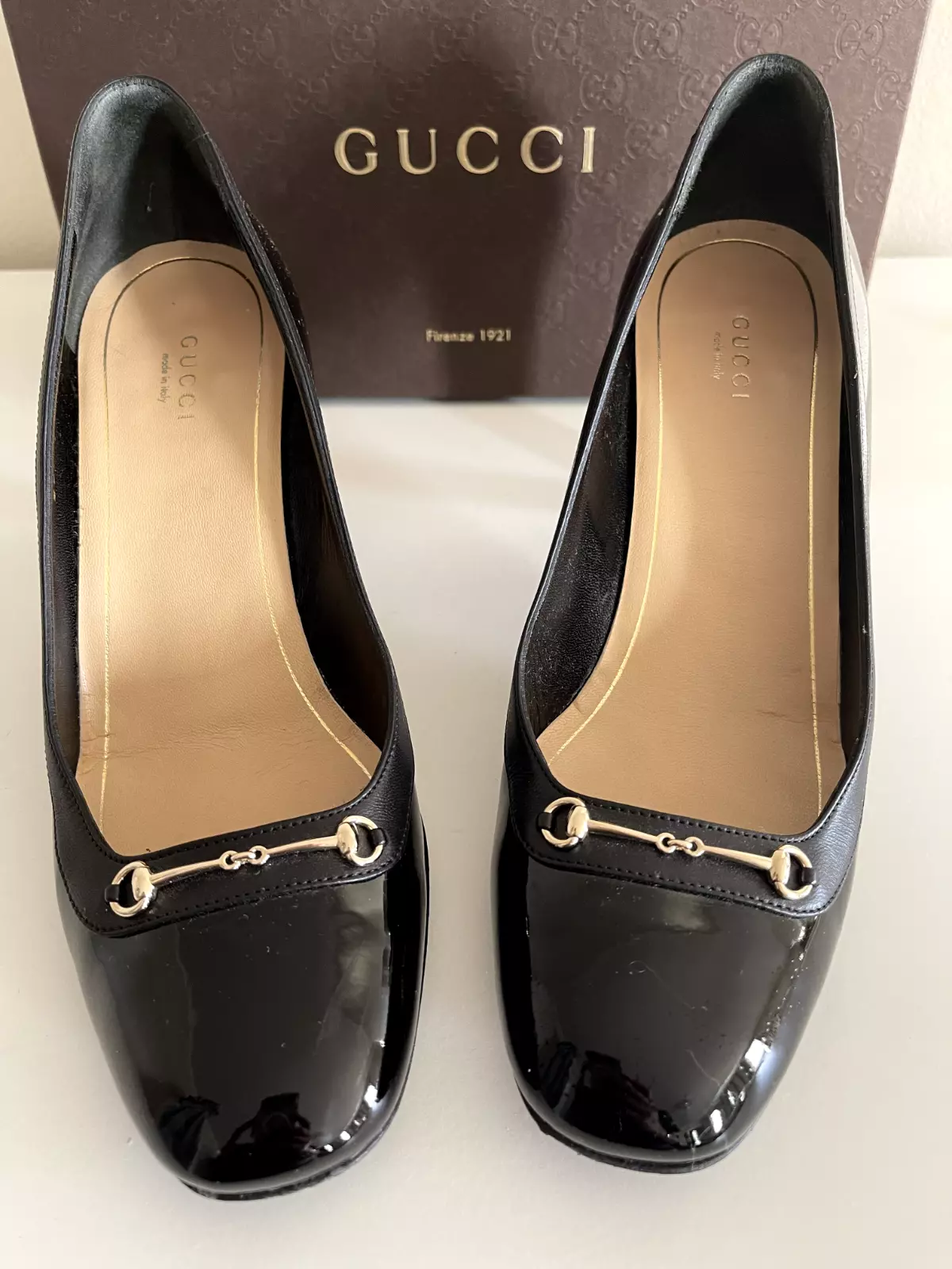Pompe à talon intermédiaire GUCCI logo Horsebit taille 40 EU 10 US cuir verni noir