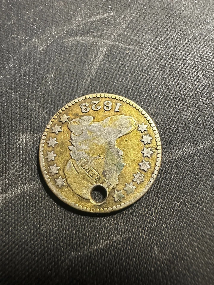 Серебряная монета номиналом 10 центов 1823/2 с большой крышкой E's детали VF/XF с отверстием лот No1043 - Изображение 4 из 4