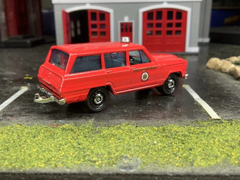 Matchbox 2024 1964 Customized Fire Chief Jeep Wagoneer 38/100 - Image 4 of 4