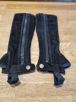 Tuffa Wildleder Halb Chaps schwarz GRÖSSE Kleinkind 28'' Länge 22cm Wadenkreis neu mit Etikett