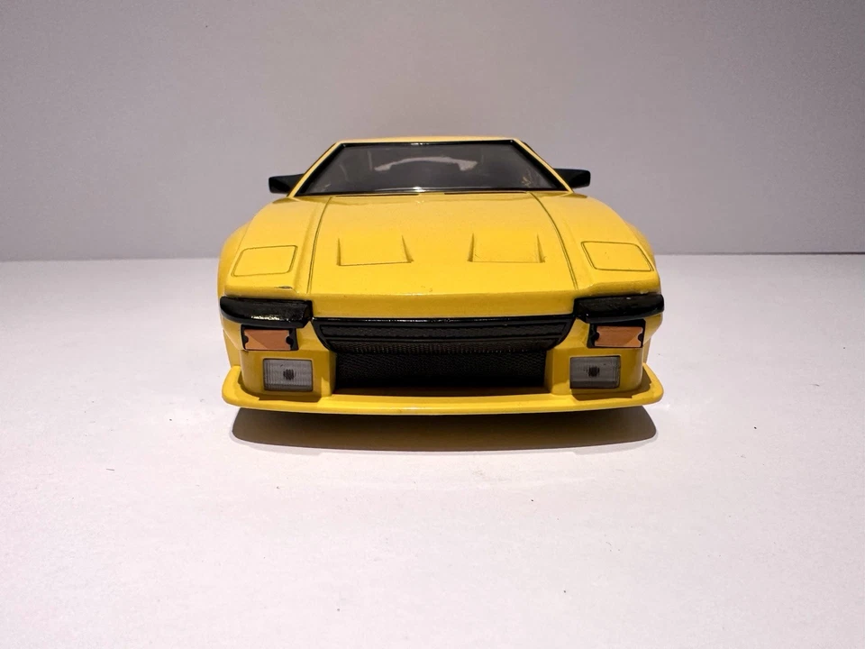 Coche modelo diecast Hot Wheels DeTomaso Pantera amarillo escala 1/18 Foto 3 de 4