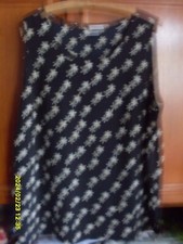 super schönes schwarzes Top mit kleinen Blümchen Gr: 50