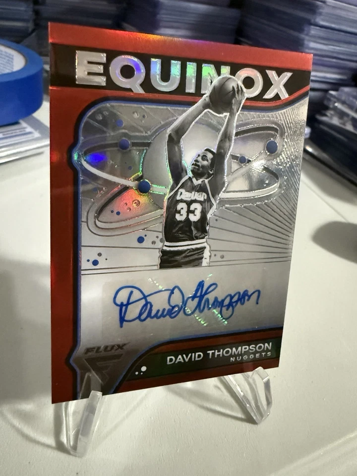 2022-23 Panini Flux David Thompson Equinox Automático #EA-DVT Rojo Prizm/35 Pepitas Foto 2 de 4