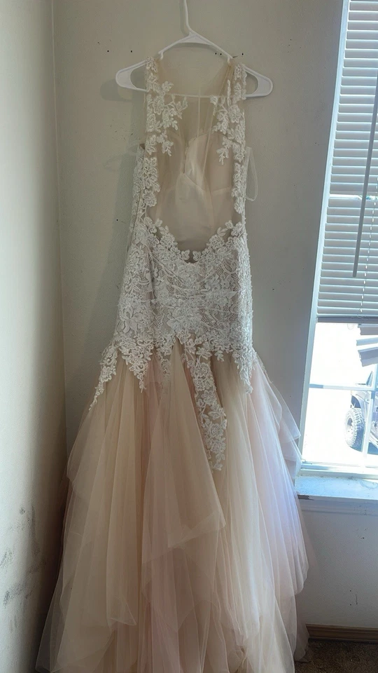 Hermoso vestido de novia majestuoso que fluye Foto 4 de 4