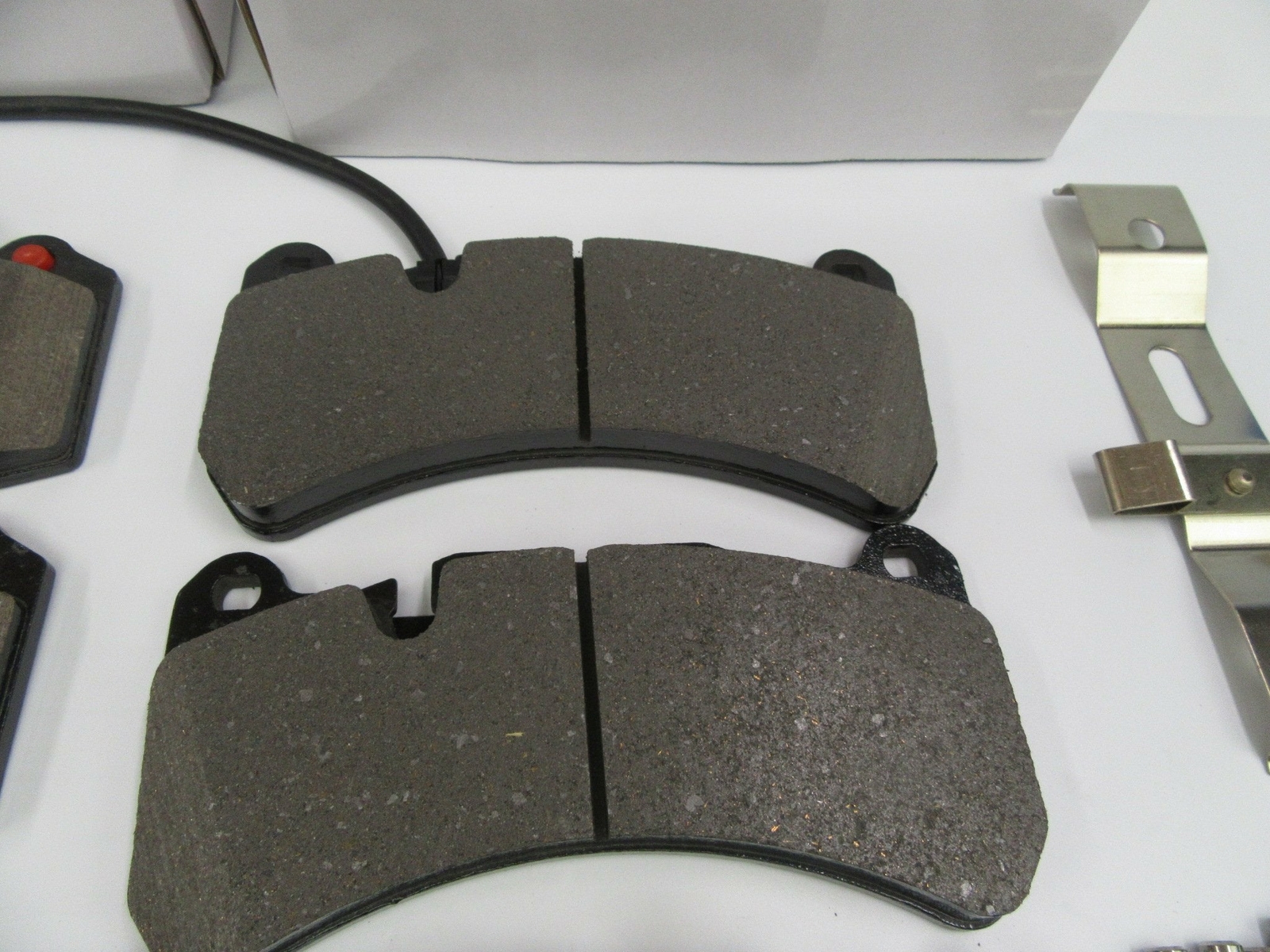 Maserati Ghibli Quattroporte front rear brake pads  & oil filter 525