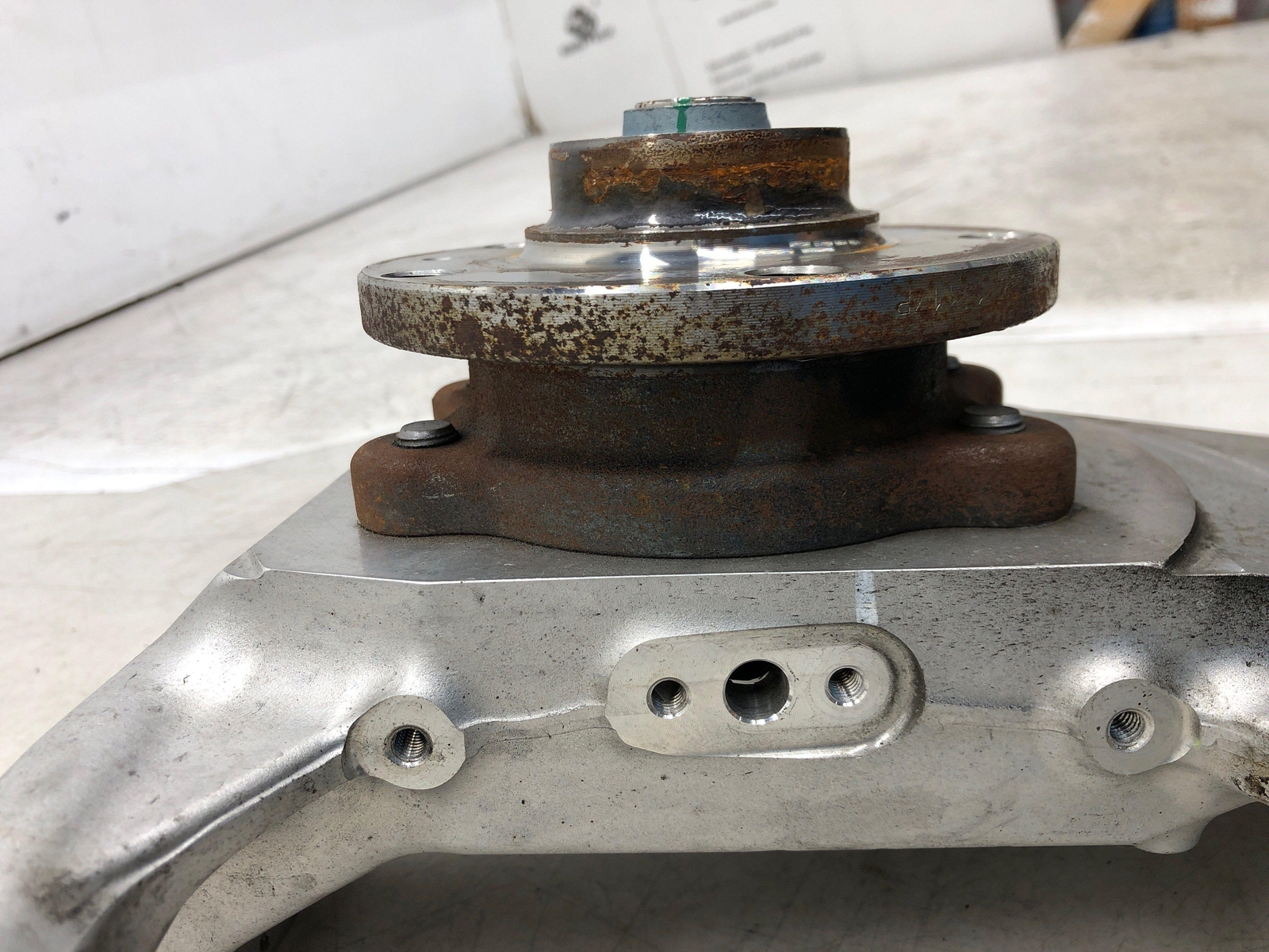 2015-2021 MCLAREN 570S RIGHT FRONT SPINDLE KNUCKLE WHEEL BEARING HUB 13BA104CP