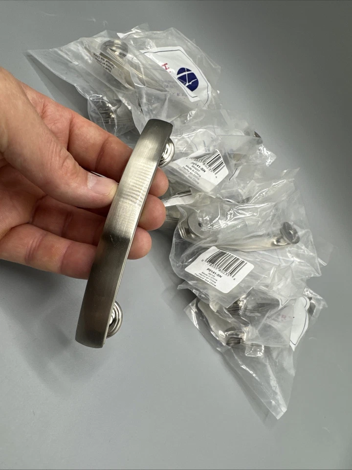 13 3-дюймовых американских обеденных шкафов Hickory Hardware с атласной никелевой дверной ручкой и аркой - Изображение 2 из 3