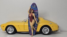 1:18 Figur F&uuml;r Den Modellbau: Attraktive Strand-Dame Mit Surfboard