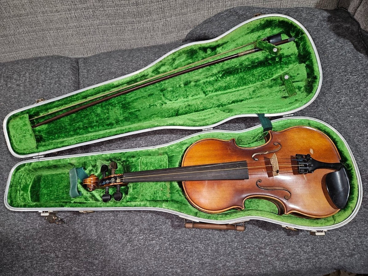 E. R. Pfretzschner Size 4/4 Violin, W Germany (Mittenwald E. R. Pfretzschner Size 4/4 Violin, W Germany (Mittenwald