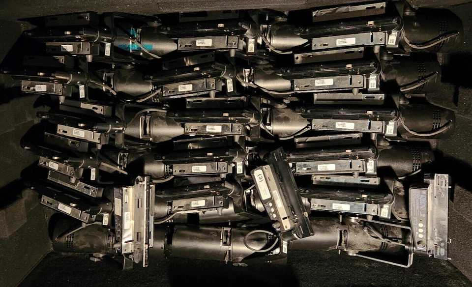 (1) ETC Irideon LED Profile Fixture w/Data Track Adapter (Mini LEKO/Ellipsoidal) - Image 3 of 4