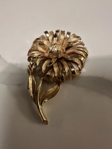 Vtg Crown Trifari Brooch Chrysanthemum Flower Brushed Gold Pin Costume Jewelry