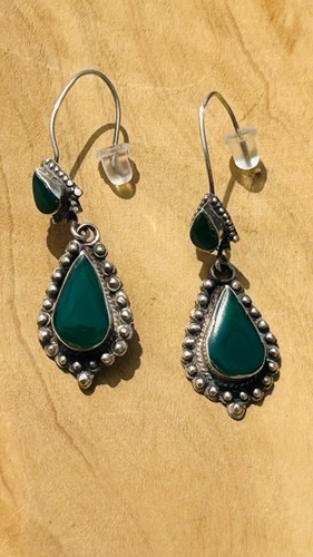 Vintage Silver (un-marked) & Green stone teardrop bali/ethnic style earrings - Picture 2 of 5