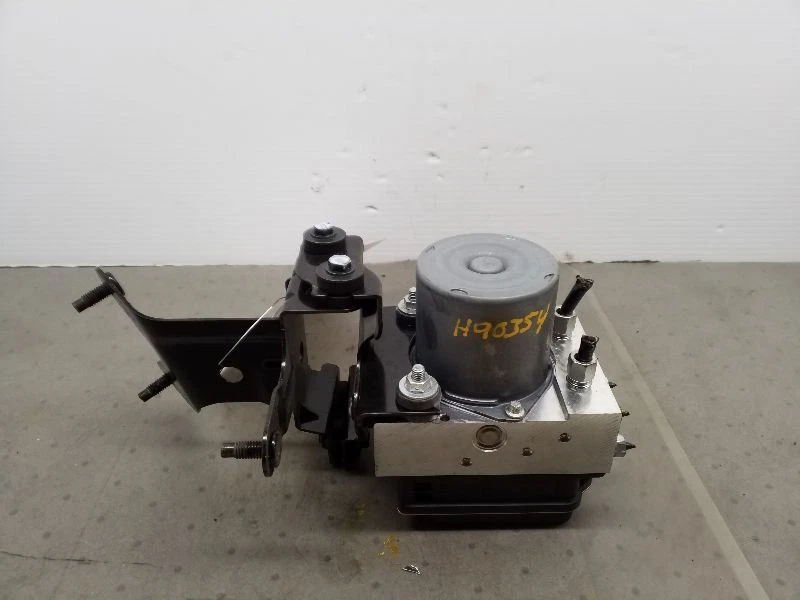 ABS Pump With Module Fits 14-15 INFINITI QX70 678562 - Image 3 of 4