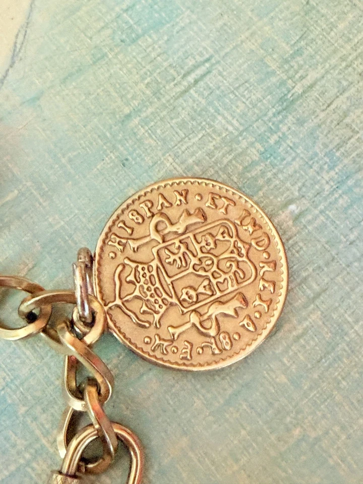 Brazalete de monedas vintage de acero inoxidable enchapado en 18k con oración de señores. Foto 3 de 4