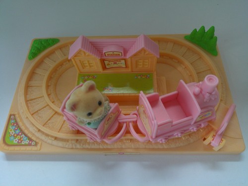 Calico Critters Rosa Baby Choo Choo Zug Spielset mit Original Baby Bär