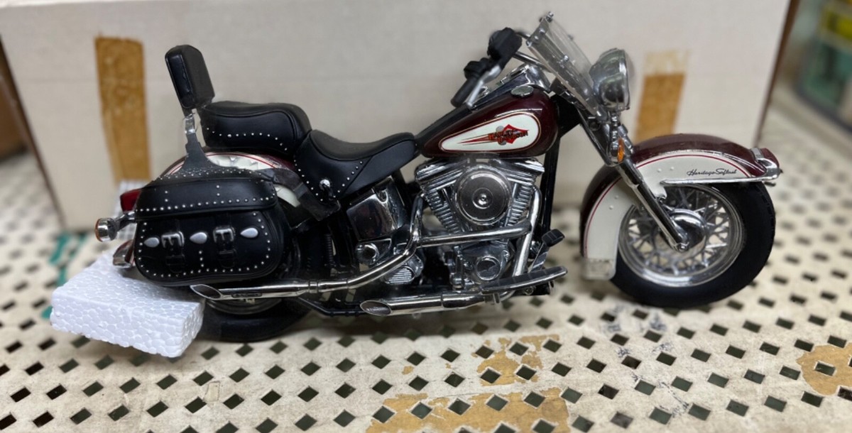 Franklin Mint Harley Davidson Heritage Softail Classic 1/10