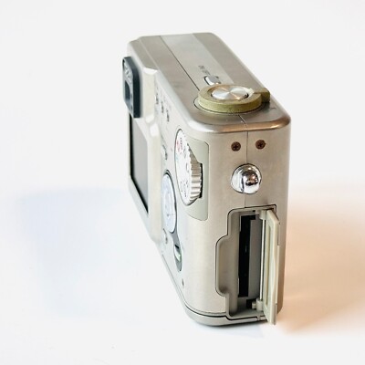 Casio 4MP ZOOM QV-R4 Old Digital Camera - Silver From Japan Pentax