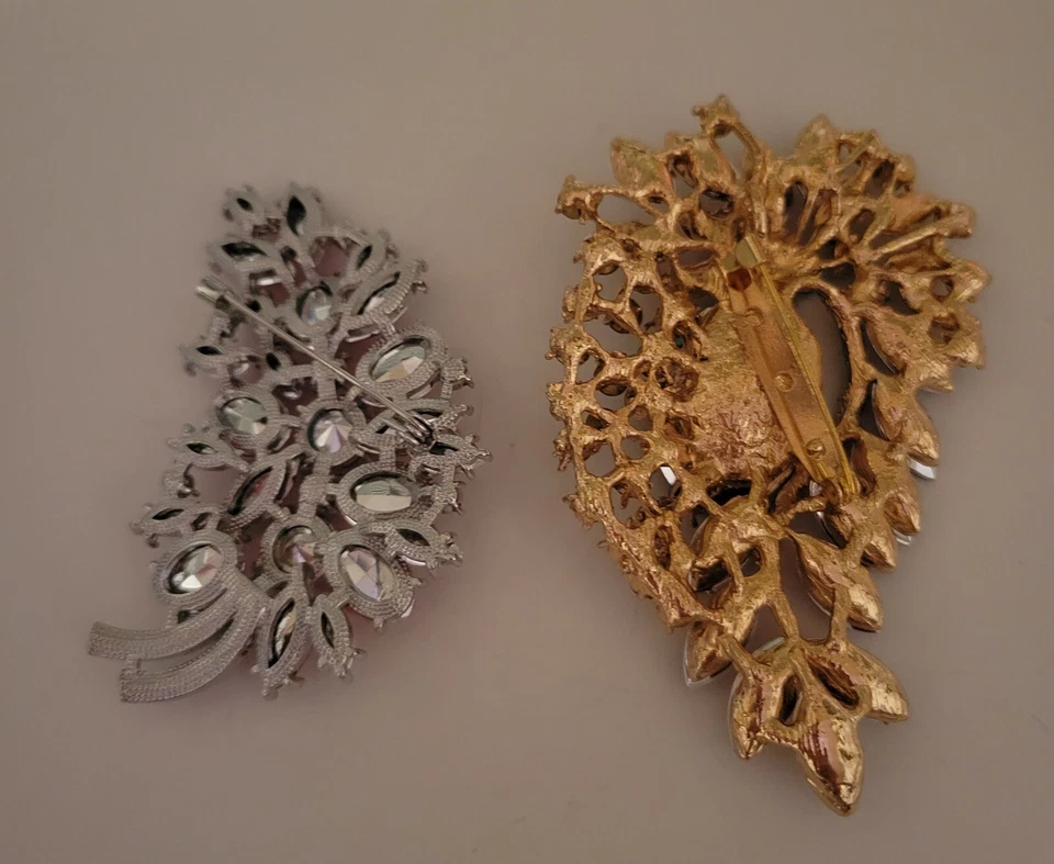 Lote de 2 broches florales de diamantes de imitación rosa púrpura impresionantemente hermoso E344 Foto 3 de 4