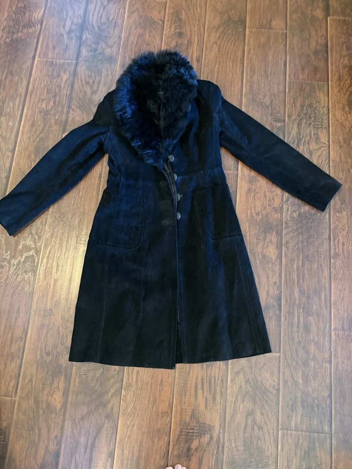 Casaco de camurça de couro preto Banana Republic colarinho de pele real pequeno. Botão danificado