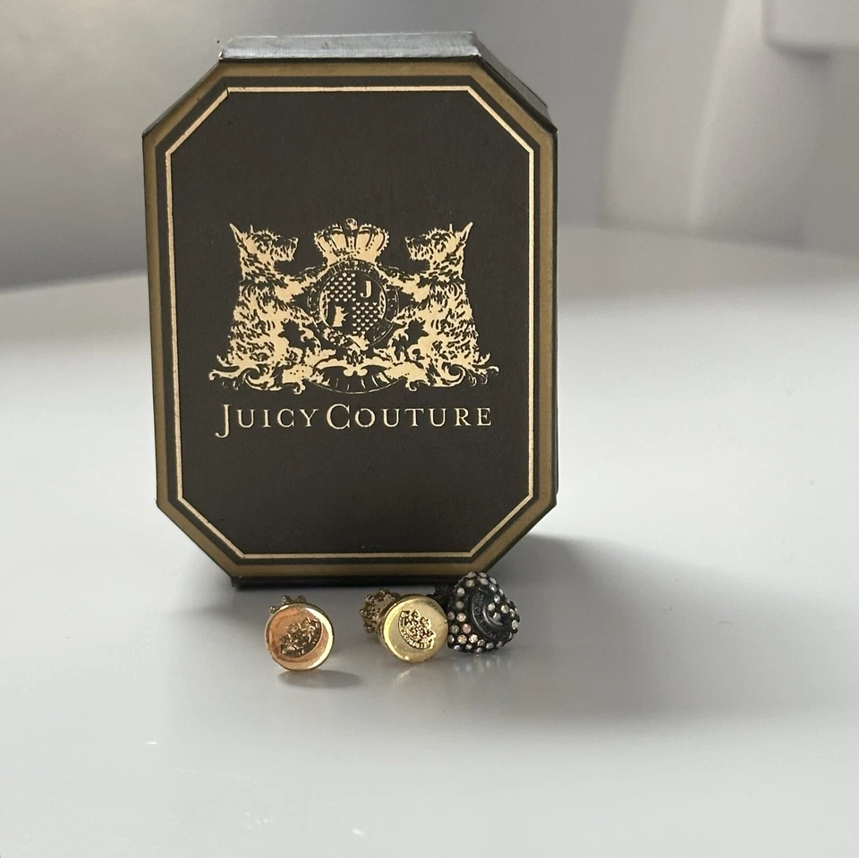 Par de Brincos Vintage Juicy Couture Logotipo Dourado + Tachas de Coração Pavê de Cristal Único - Imagem 4 de 4