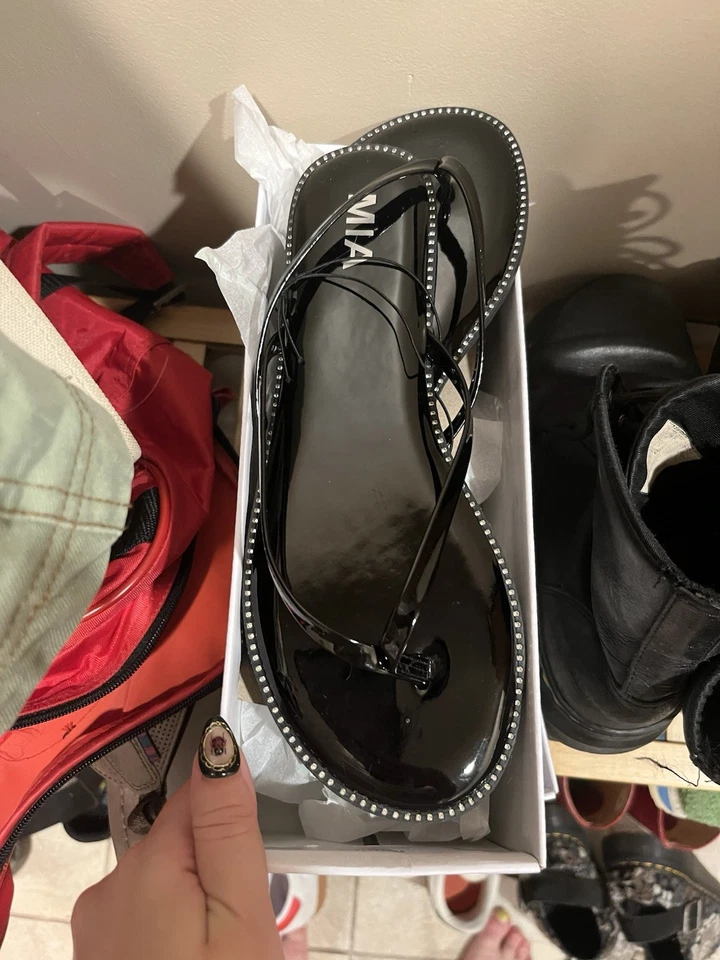 MIA 黑色翻盖 8 码 — 第 4/4 张图片