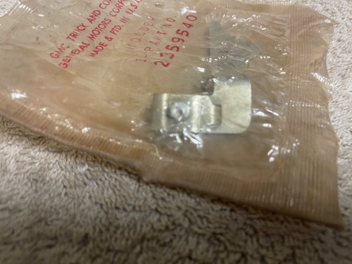 NOS GM 2359540 GMC TRUCK THROTTLE CABLE HOLDER - Picture 3 of 4