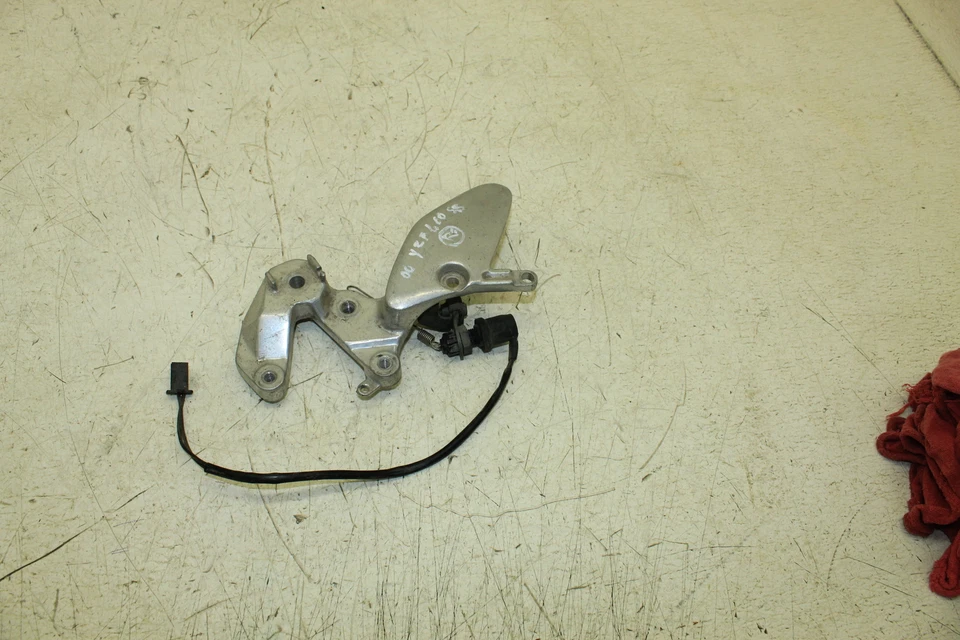 Yamaha YZF600R 2000 OEM REPOSAPIÉS DELANTERO DERECHO CLAVIJA SOPORTE ESCALÓN A-24D Foto 2 de 4