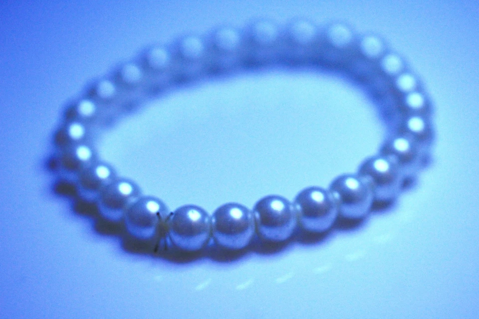 Juego de pendientes de perlas y banda elástica de perlas vintage de plástico Foto 2 de 4