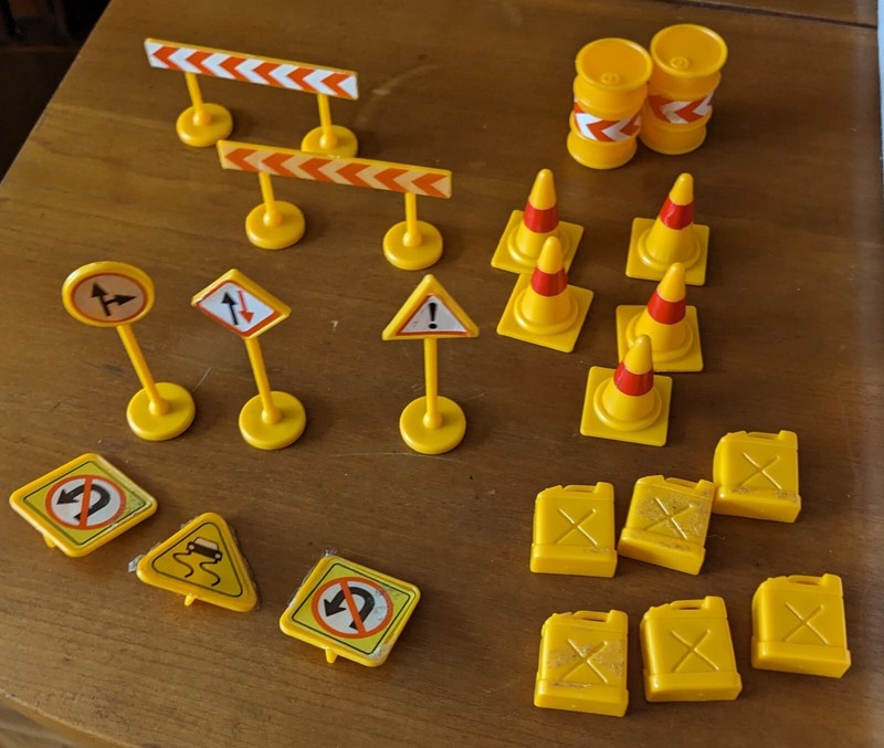 21 Pcs TOY  Barriers Barrels Signs Cones Fuel Cans PLASTIC CONSTRUCTION ITEMS