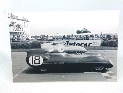 Lotus Elevens warten auf den Start in Goodwood 1958 Vintage Repro Autorennen Postkarte