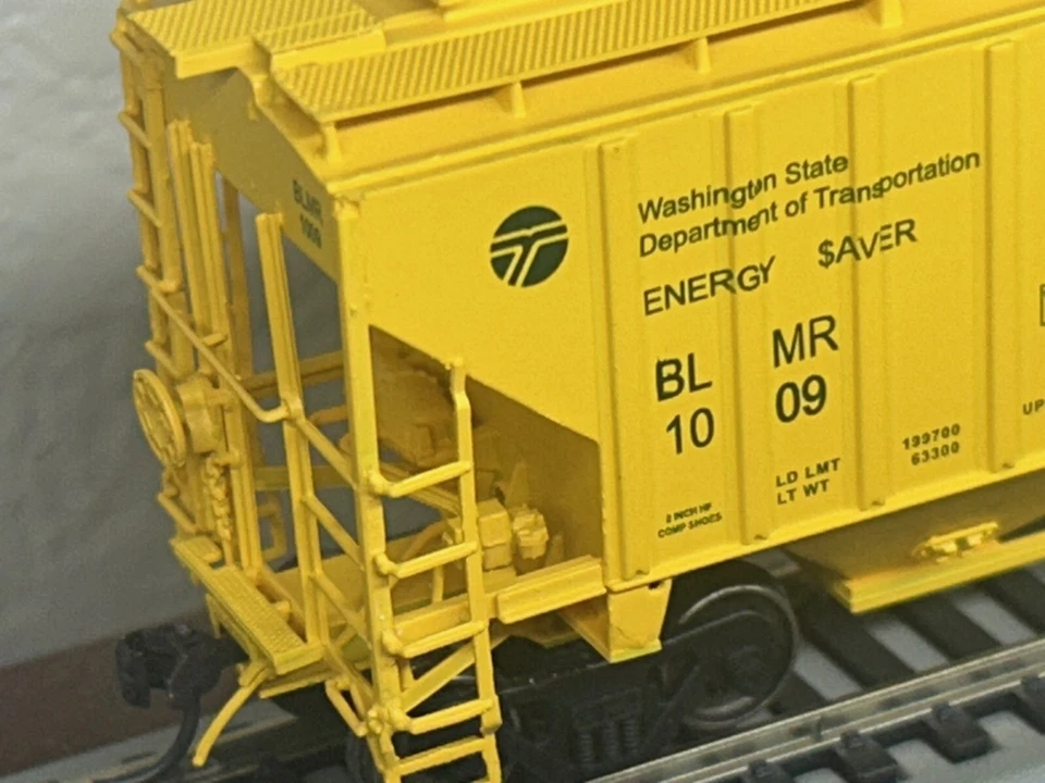 GRAIN TRAIN - CYLINDRICAL RIB SIDE 18 RIB COVERED 3-BAY HOPPER CAR HO Scale NEW - Image 4 of 4