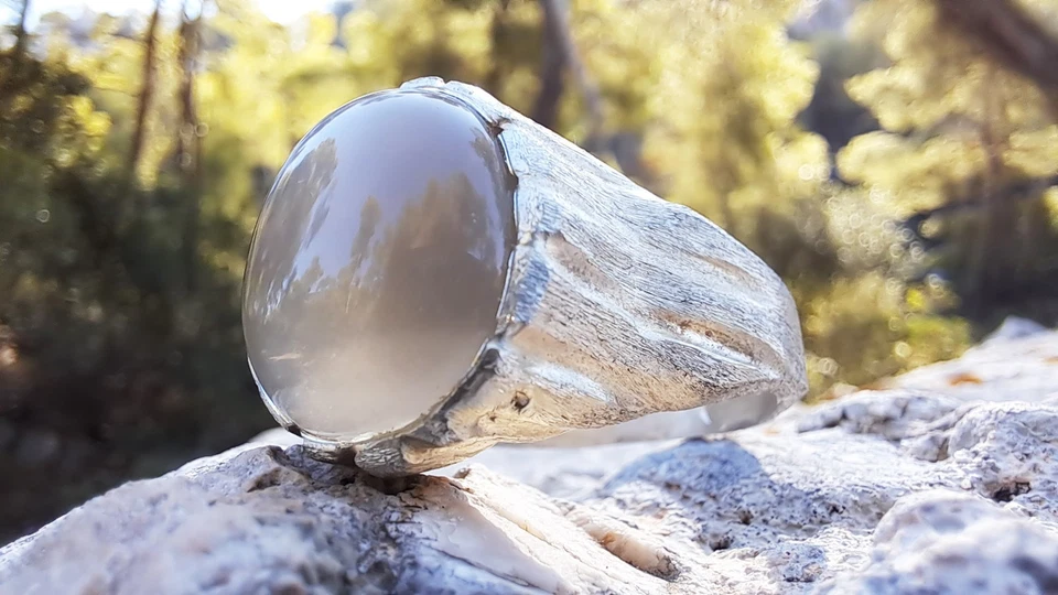 Anillo de plata de ley 925 esculpido a mano con piedra lunar natural único en su clase Foto 3 de 4